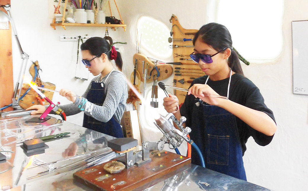 中学生から体験可能です。所要時間は約60分。じっくりと作品作りに挑戦できます。