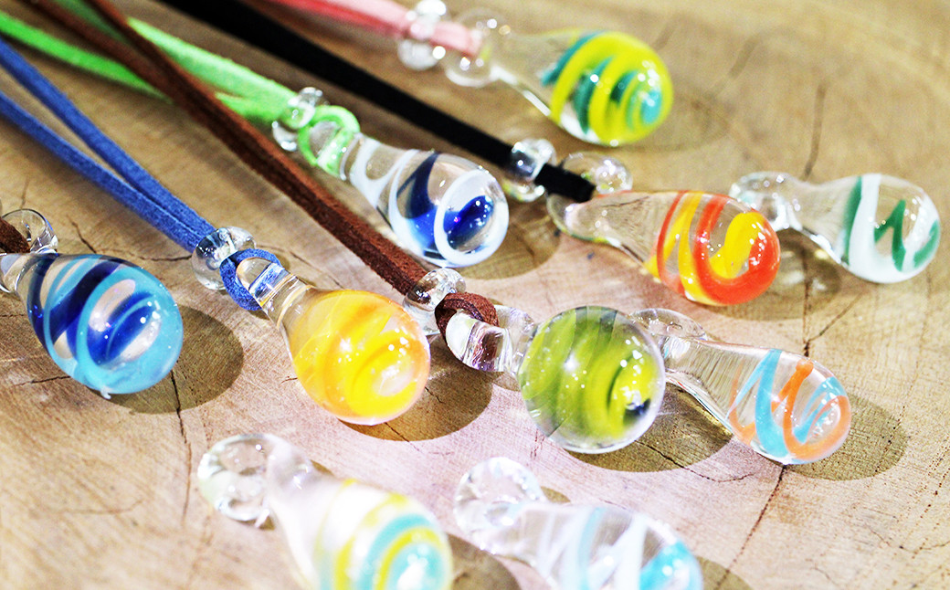 完成した作品はその場でお持ち帰りいただけます。スエードのひもをお付けします。ストラップへの変更も可能です。