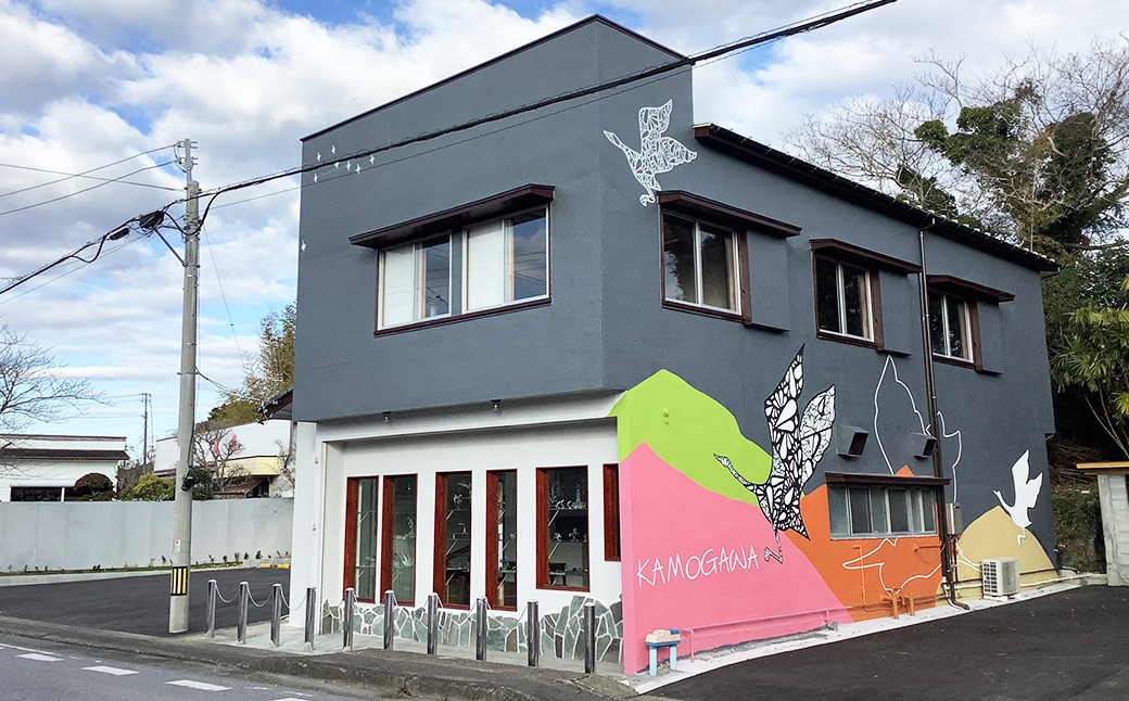 里山に囲まれたガラス工房。外壁の色鮮やかなウォールアートが目印です。