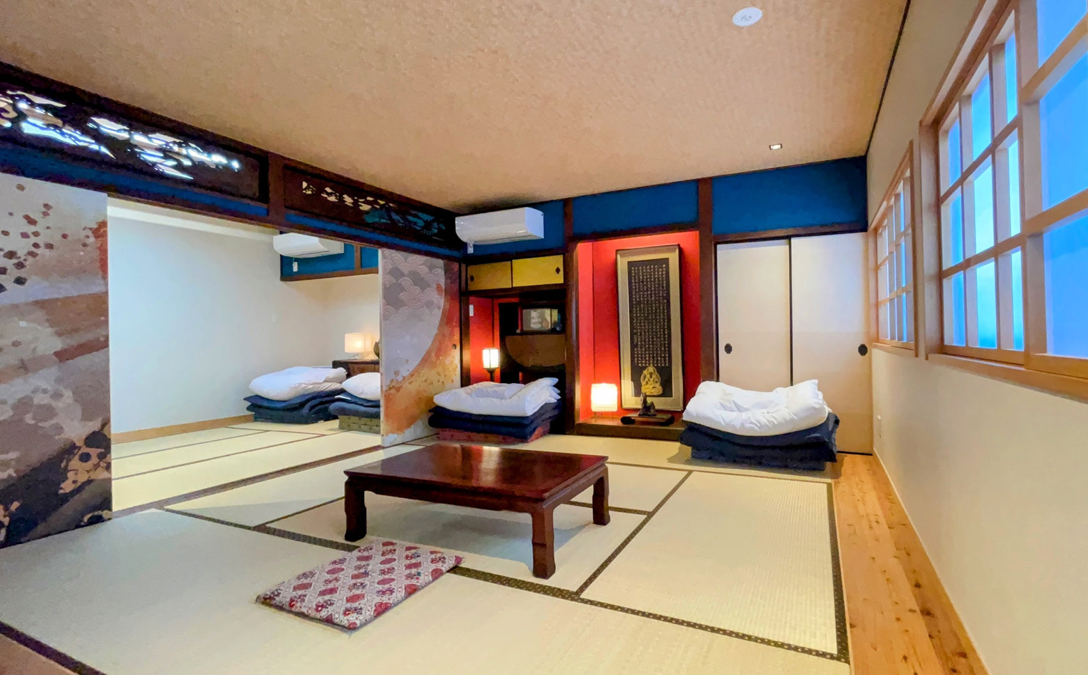 和室月影です。床の間には金文字で書いた般若心境の額、江戸時代のぼんぼりの灯りがお部屋を照らします。