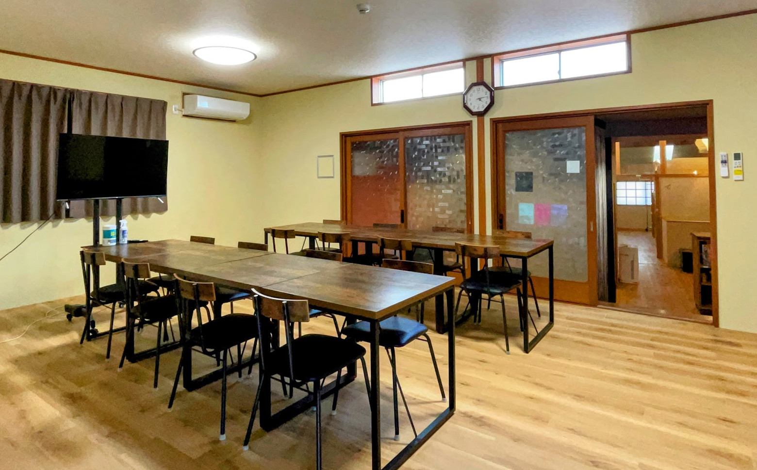 20畳の広間、飲食等フリースペース。パーティや会議もゆったりできます。大型テレビ、高速LANあります。