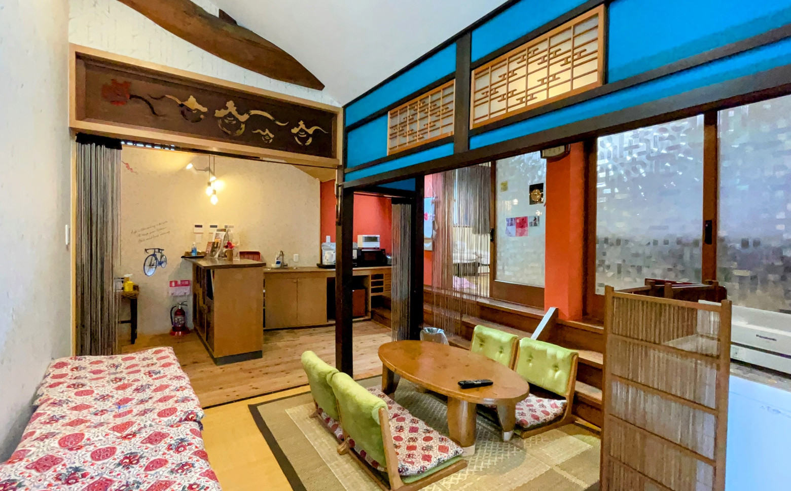 2階の団欒空間。アンティークな彫刻欄間や座布団の入った長持、籐の衝立などで落ち着いた雰囲気を創っています。