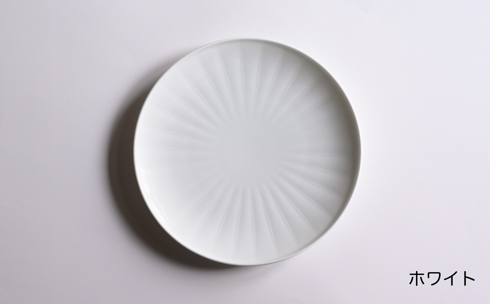 おだやかな“木漏れ日”の中のティータイムをイメージしたシリーズのプレートです。