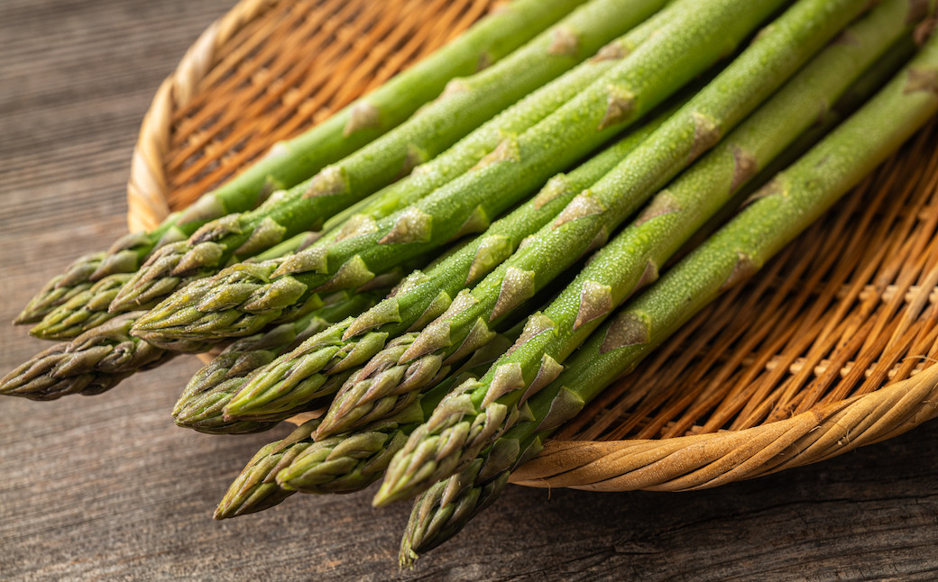 雪解け水をぐんぐん吸って、旨味が凝縮された太くて甘いアスパラガス