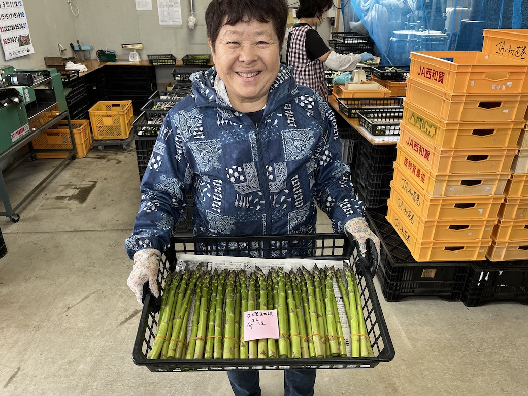 やまに農産代表、高橋医久子さん自慢のアスパラガスと煮わらび