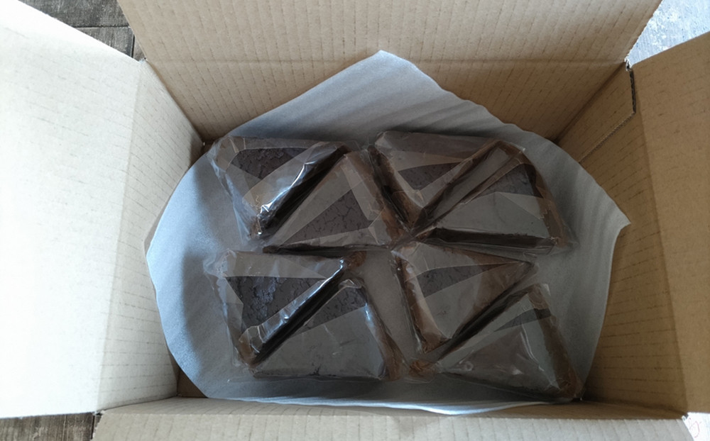 個包装のガトーショコラを8個詰めでお届けいたします。