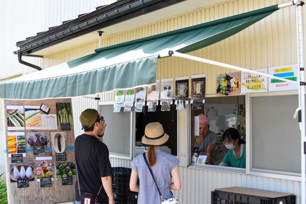 畑の近くの店舗でも販売しています！新鮮な旬の野菜が購入できると多くのお客様が訪れます。