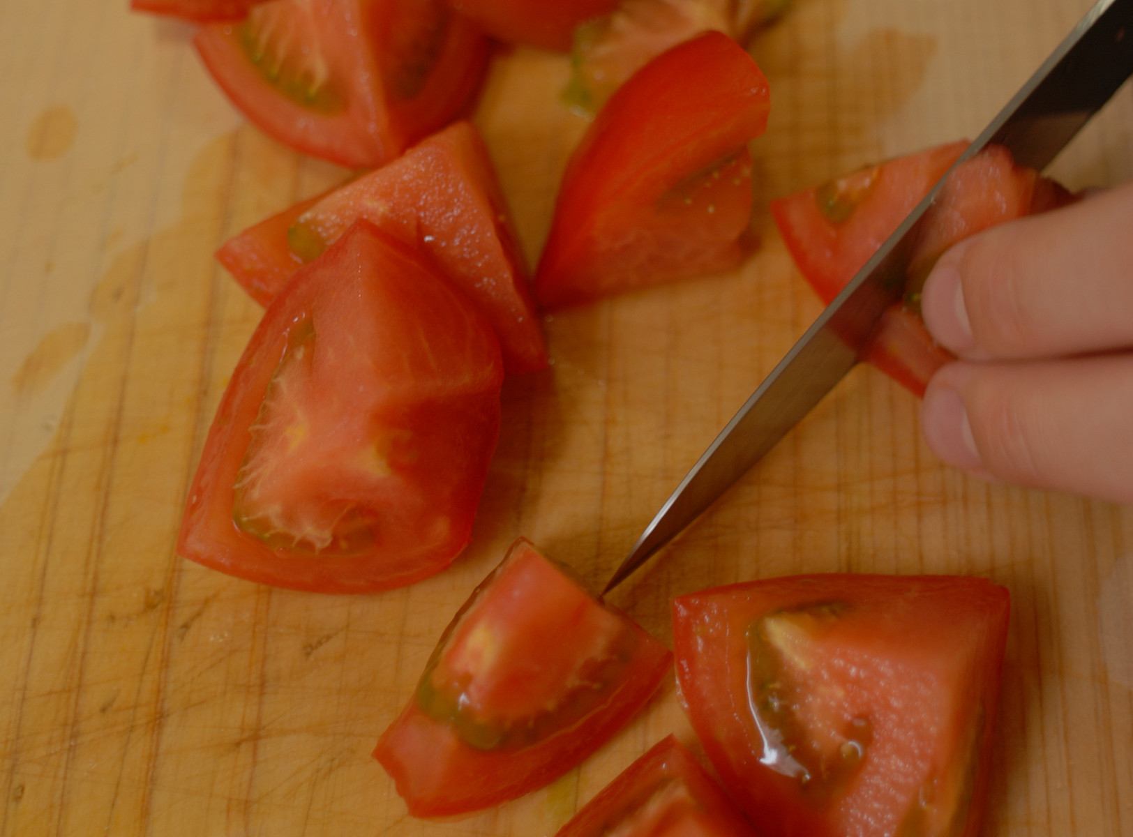 上勝のマンマが、ひとつづつ丁寧に料理しています。（トマトを丸ごと使っていますので種や皮の黒い部分が入っています）