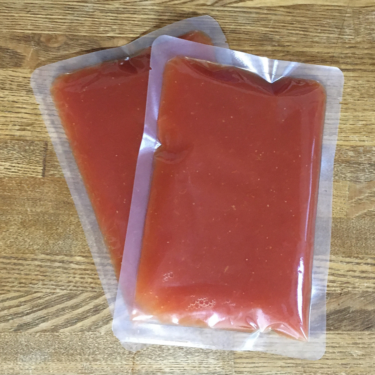 常温で郵送・保存ができ、手軽に食べていただけるようにレトルトパックにしています。