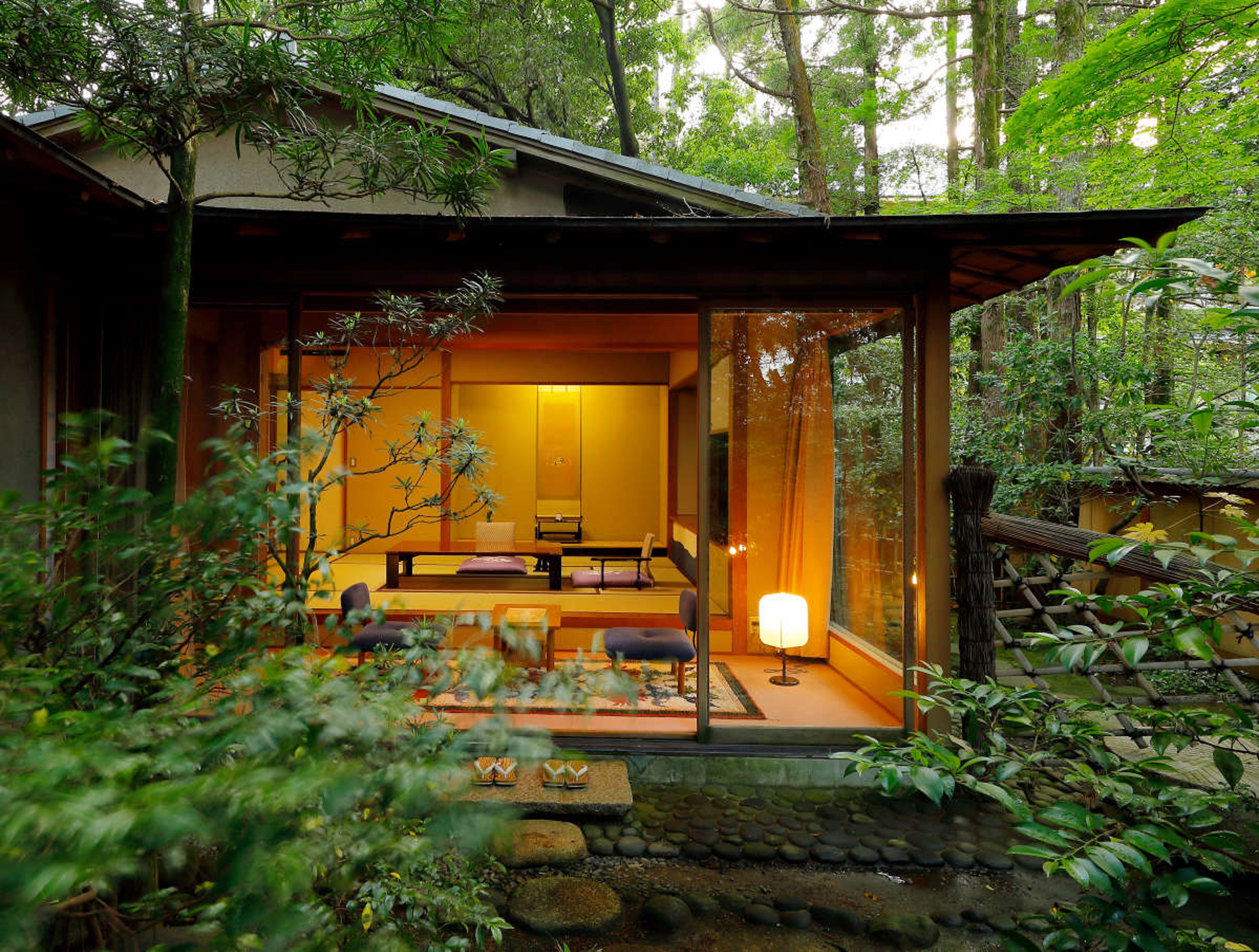 杉木立に囲まれた静かな佇まい。
この別館は、皇居新宮殿の基本設計も手がけた、日本芸術院会員の故・吉村順三先生による設計です。