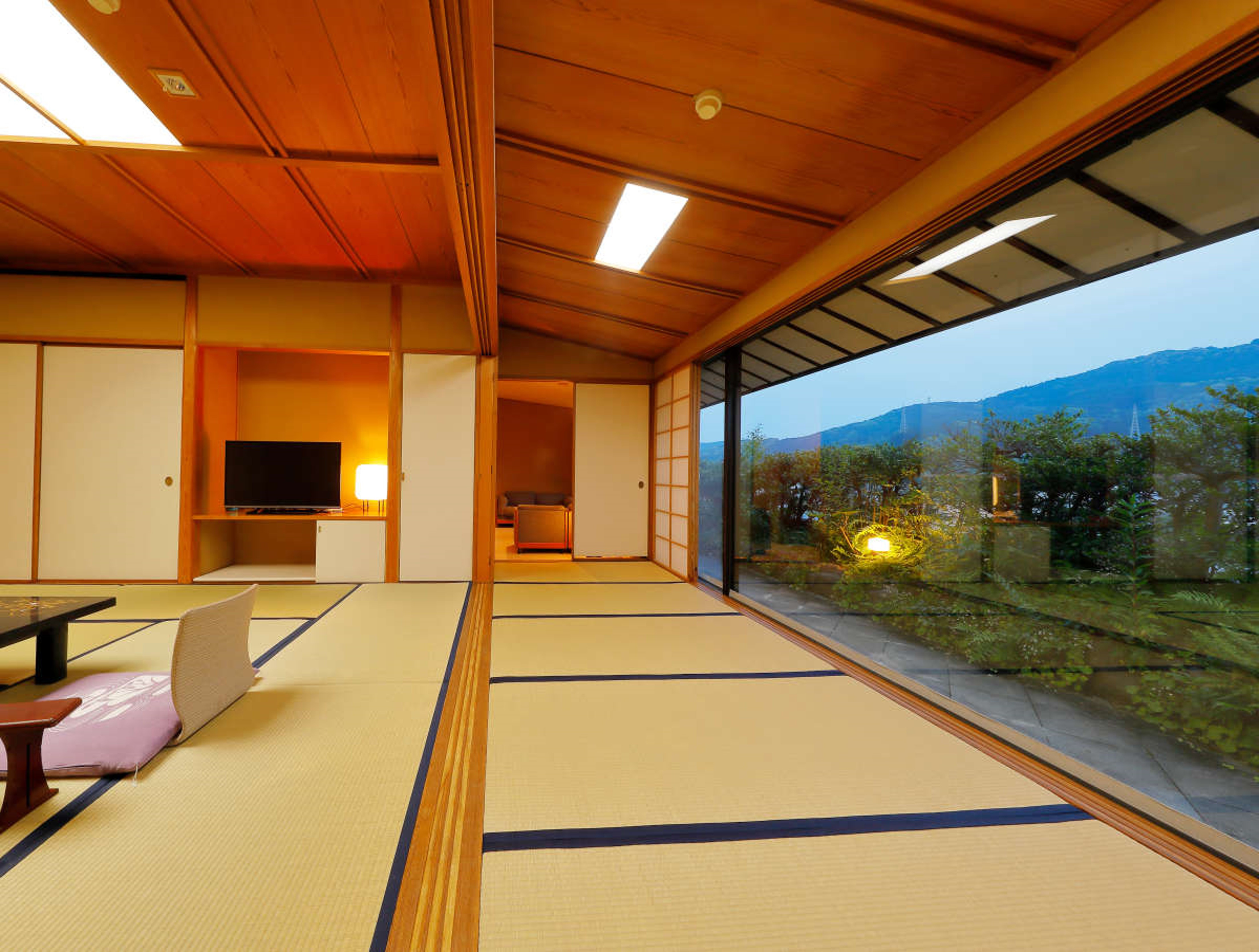 杉木立に囲まれた静かな佇まい。
この別館は、皇居新宮殿の基本設計も手がけた、日本芸術院会員の故・吉村順三先生による設計。