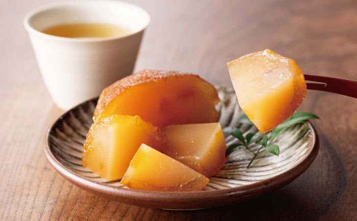 甘露煮したゆず皮にようかんを流し込み、ゆずの形を再現したようかんです