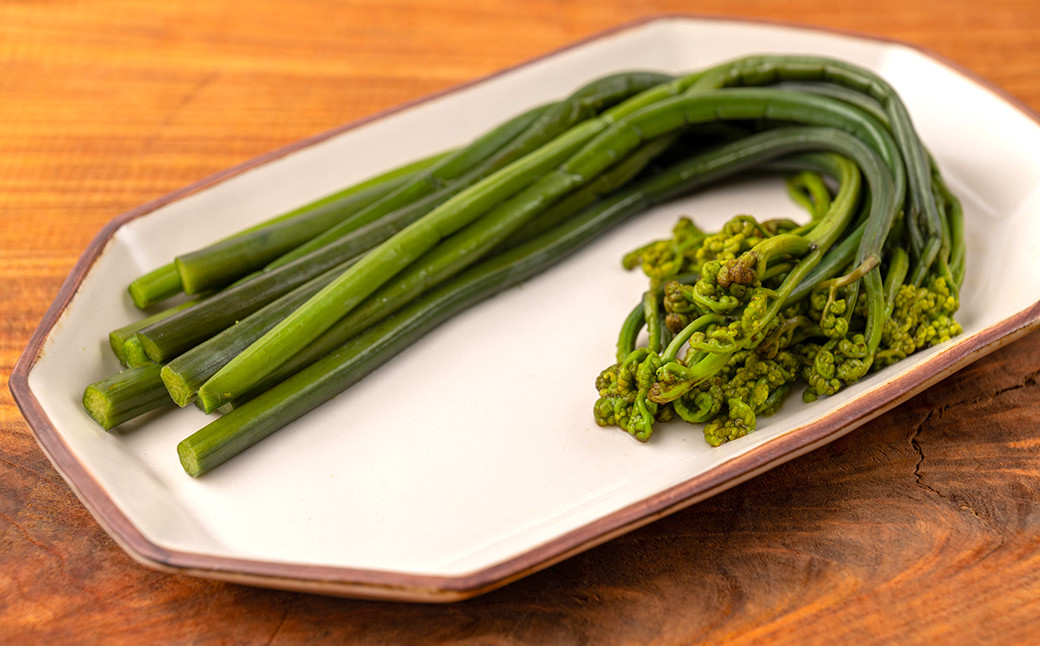 新鮮なわらびをアク抜きしたてで召し上がるのが一番美味しい