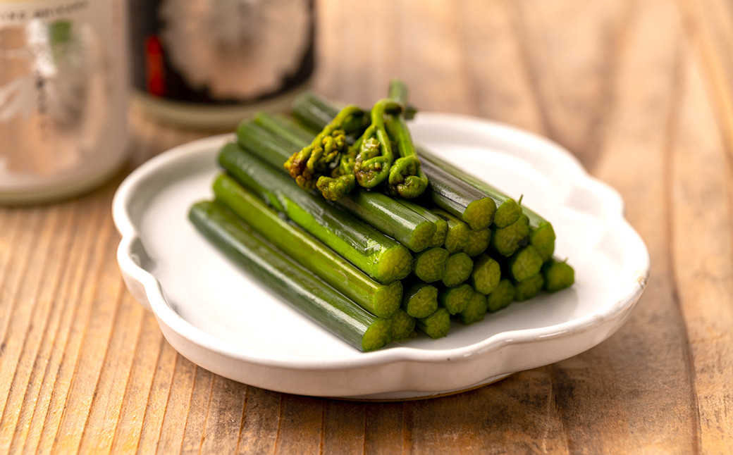 雪の下で旨味を蓄えたプレミアム西わらびの豊かな食感ととろみをお楽しみください。