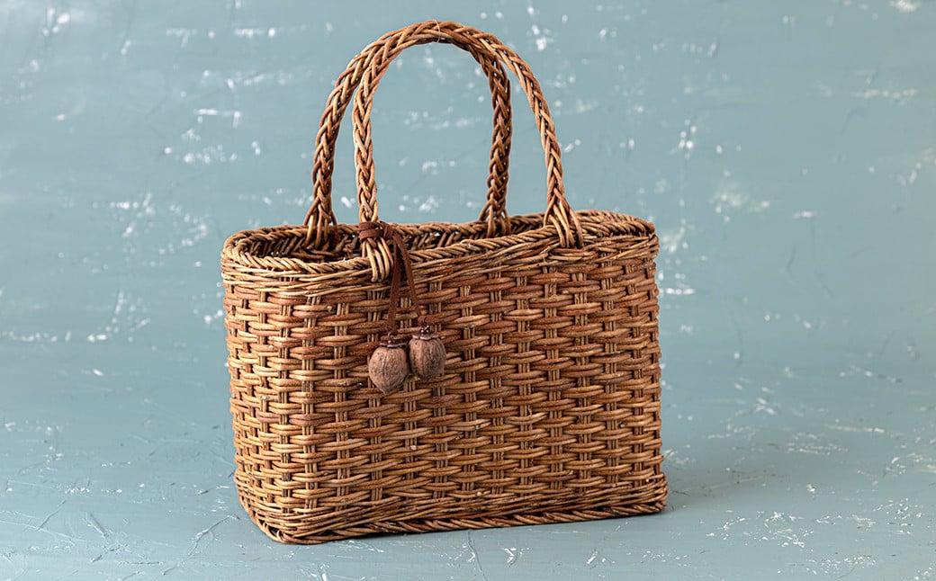 2本取りを「フレンチスタイル」と呼んで編んでいます。洋風バスケット風のデザイン。