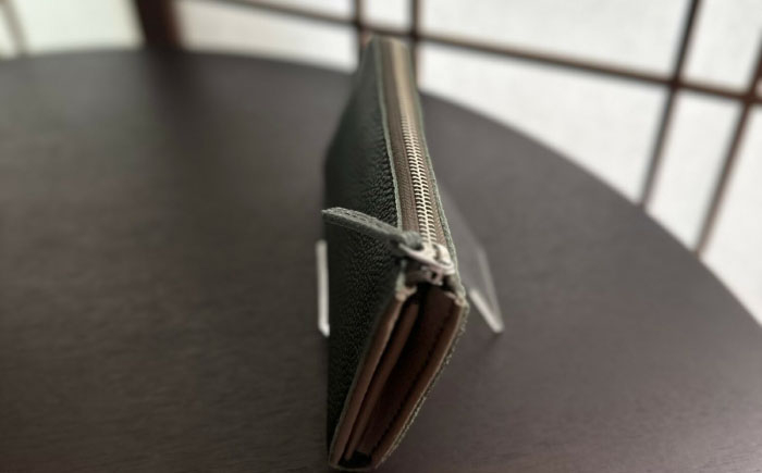 イタリア産牛革使用。シンプルに使いやすい長財布