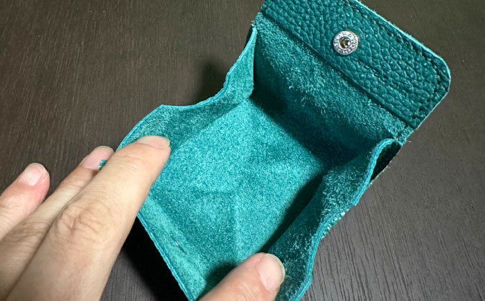 イタリア産牛革使用。シンプルに使いやすいコインケース