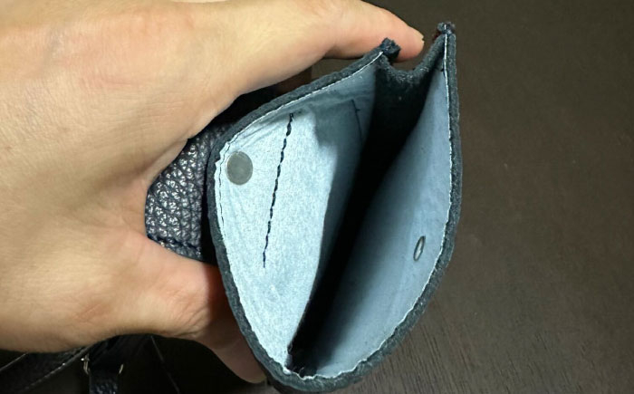 イタリア産牛革使用。スマホポーチ（コインケース付き）