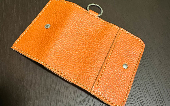イタリア産牛革使用。シンプルに使いやすいキーケース