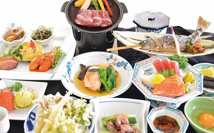 岩魚、山菜、茸と贅沢三昧。四季折々の、大自然が育んだ森の恵みをご堪能下さい。(お食事は一例となります。)