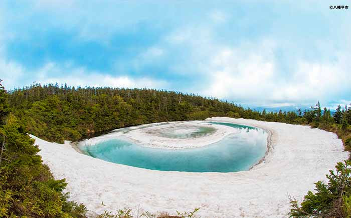 時期は前後しますが5月の中旬から6月の上旬にかけて見ることができる『八幡平ドラゴンアイ』