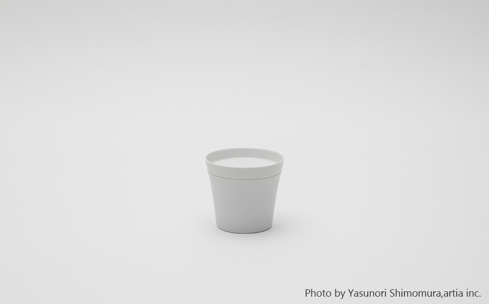 有田の技術を応用した、機能的でスタッキングが映える磁器のコレクションです。