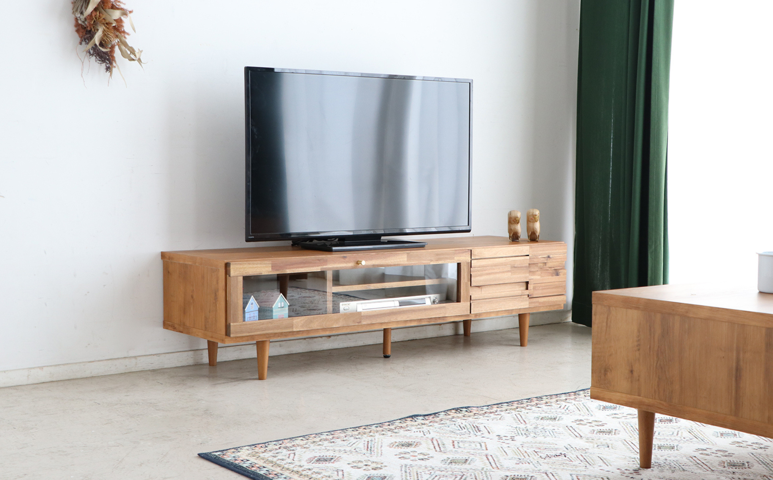 木目の存在感のあるアカシア材に好相性な前板の凹凸デザイン。※モニタ、カーペット、小物等は返礼品に含まれません。