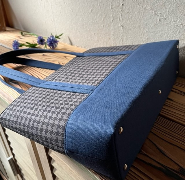 【AKIRAオリジナル】中型スリムトートバッグ 千鳥格子グレー×紺色帆布