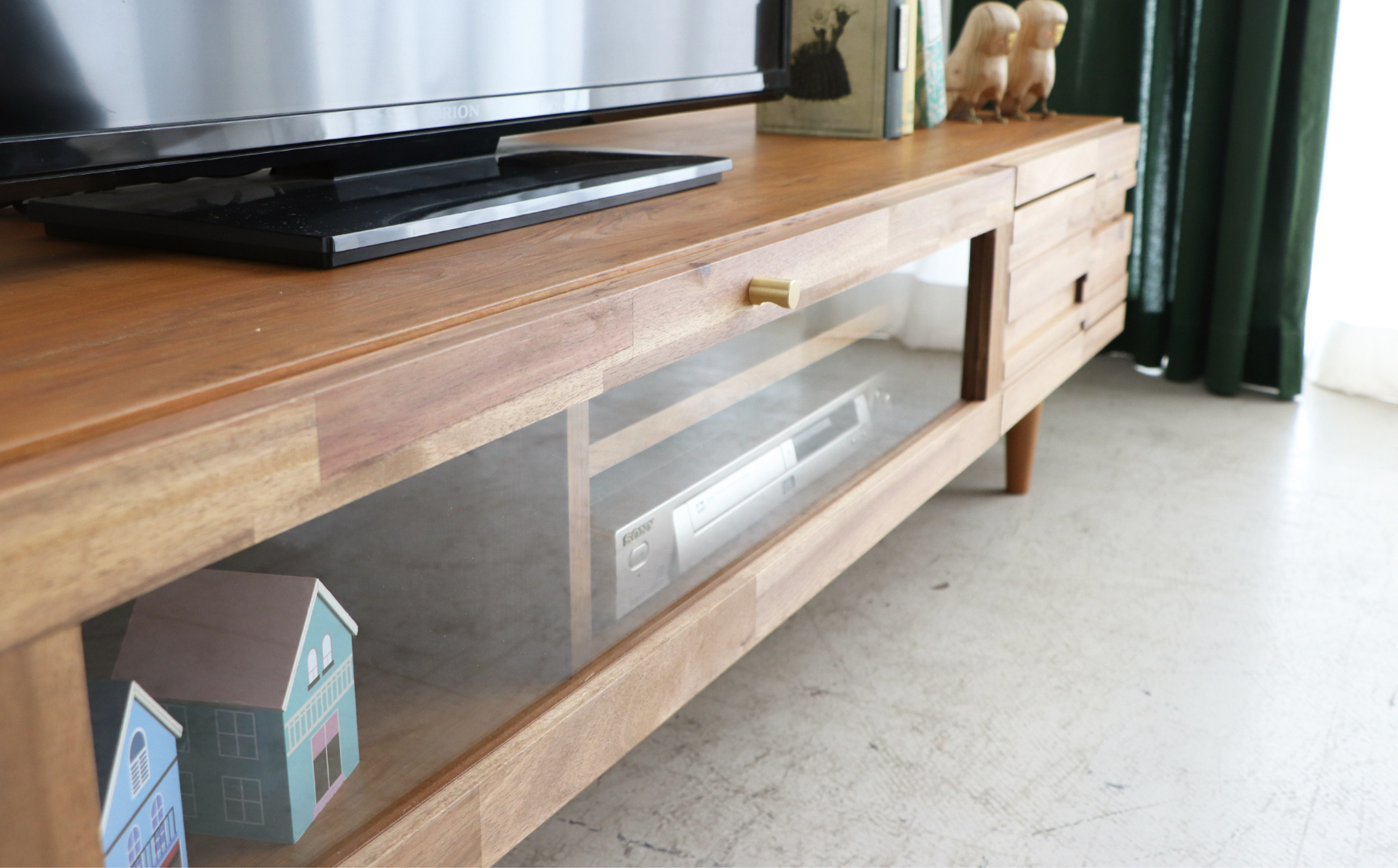 見せる収納。※モニタ、カーペット、小物等は返礼品に含まれません。