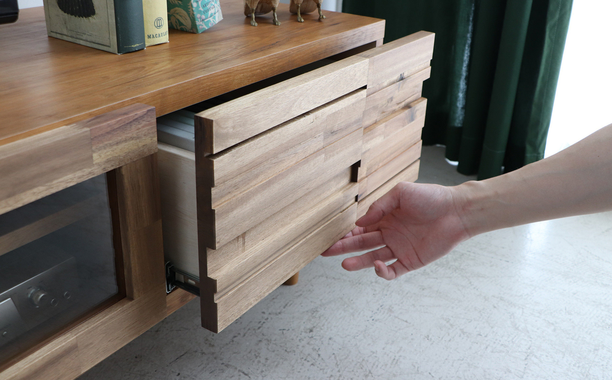 木目の存在感のあるアカシア材に好相性な前板の凹凸デザイン。※モニタ、カーペット、小物等は返礼品に含まれません。