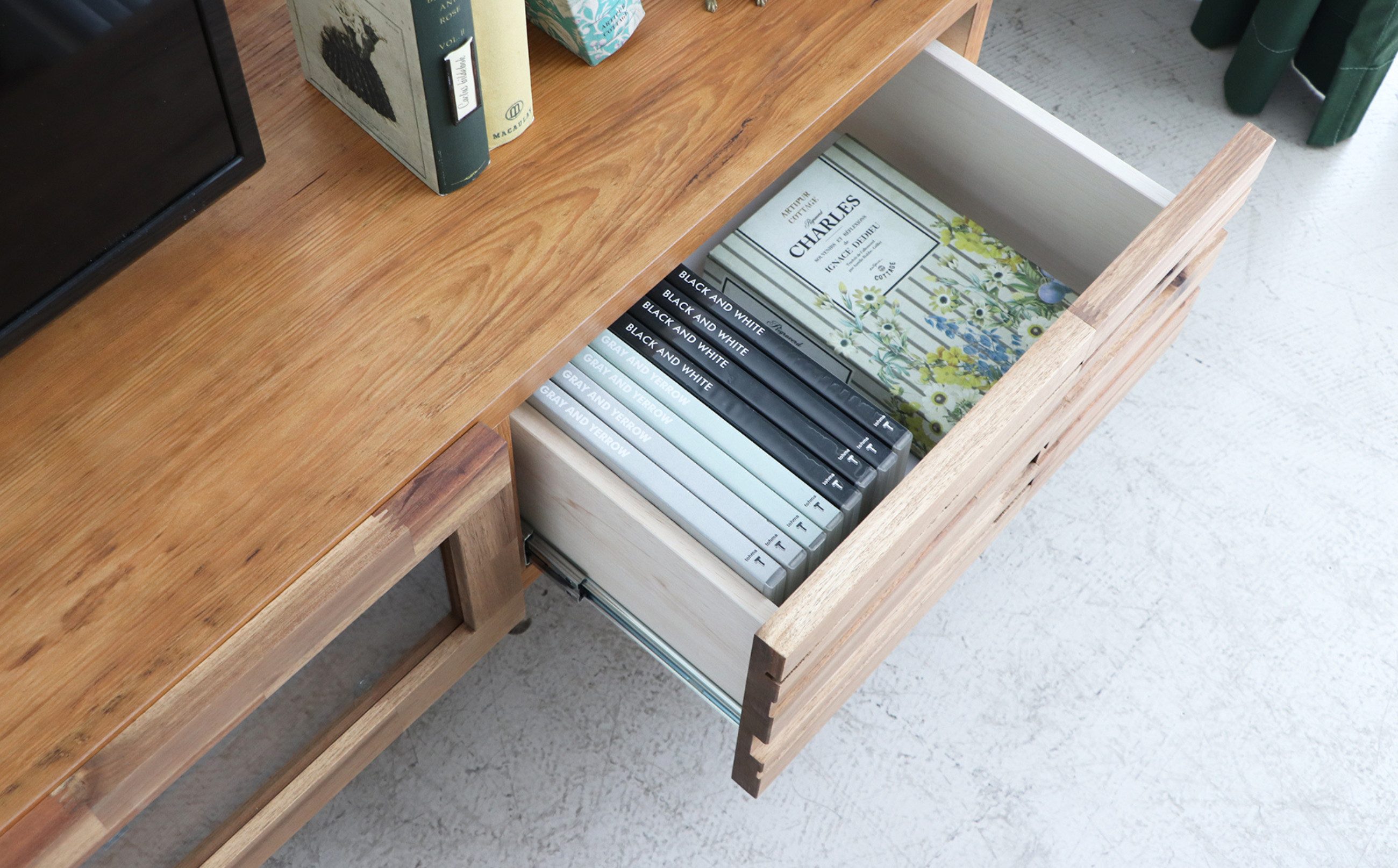 見せない収納の収納力も必見。※カーペット、小物等は返礼品に含まれません。