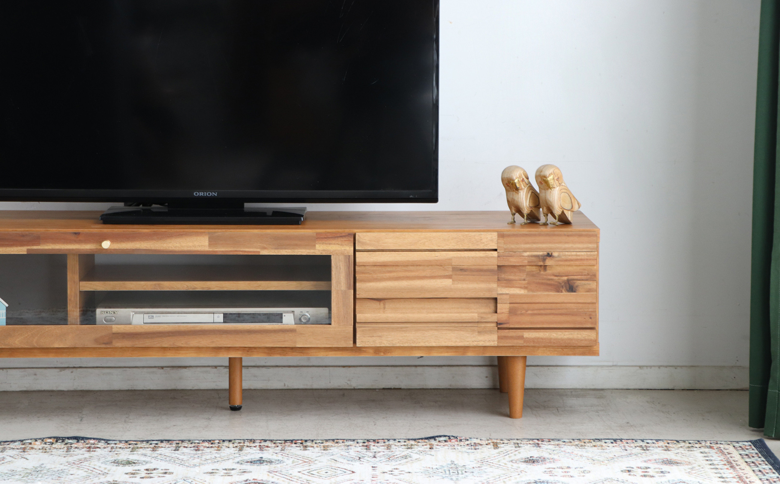 木目の存在感のあるアカシア材に好相性な前板の凹凸デザイン。※モニタ、カーペット、小物等は返礼品に含まれません。