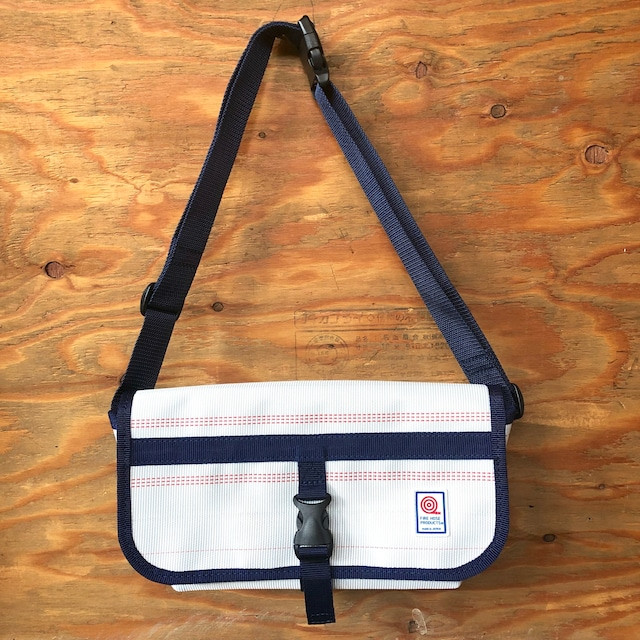 FIRE HOSE PRODUCTS　ボディバッグ　ホワイト（L）
※こちらの画像は、【パイピングカラー：紺】です。