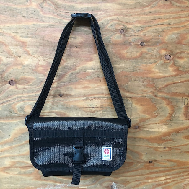 FIRE HOSE PRODUCTS　ボディバッグ　ブラック（M）
※こちらの画像は、【パイピングカラー：黒】です。
