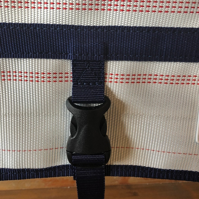 FIRE HOSE PRODUCTS　ボディバッグ　ホワイト（L）
※こちらの画像は、【パイピングカラー：紺】です。