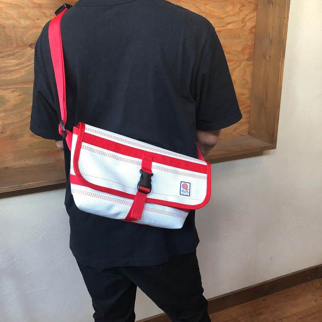 着用モデル身長：175㎝
※こちらの画像は、【パイピングカラー：赤】です。
