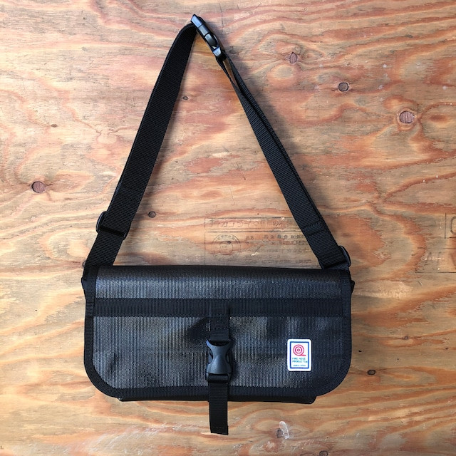 FIRE HOSE PRODUCTS　ボディバッグ　ブラック（L）
※こちらの画像は、【パイピングカラー：黒】です。