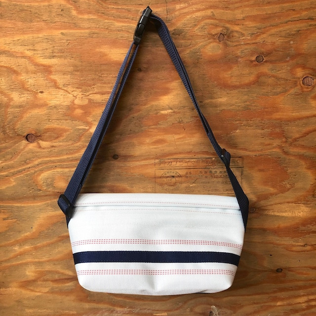 FIRE HOSE PRODUCTS　ボディバッグ　ホワイト（L）
※こちらの画像は、【パイピングカラー：紺】です。