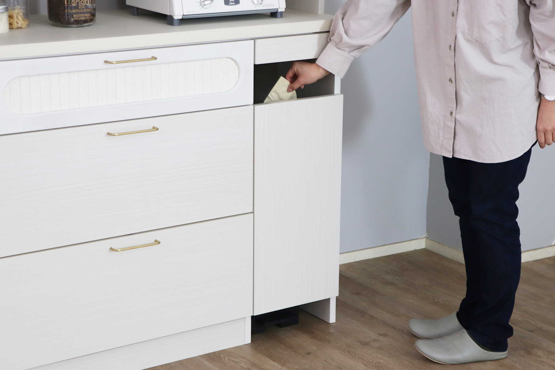 写真はイメージです。ごみ箱を置いても扉を閉めればスッキリと収納できます