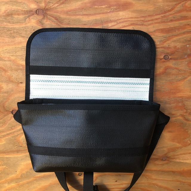FIRE HOSE PRODUCTS　ボディバッグ　ブラック（L）
※こちらの画像は、【パイピングカラー：黒】です。