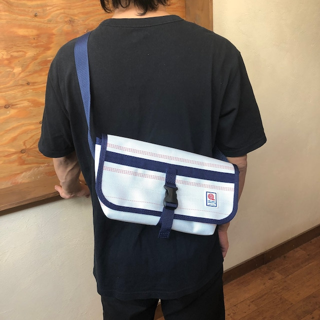 着用モデル身長：175㎝
※こちらの画像は、【パイピングカラー：紺】です。