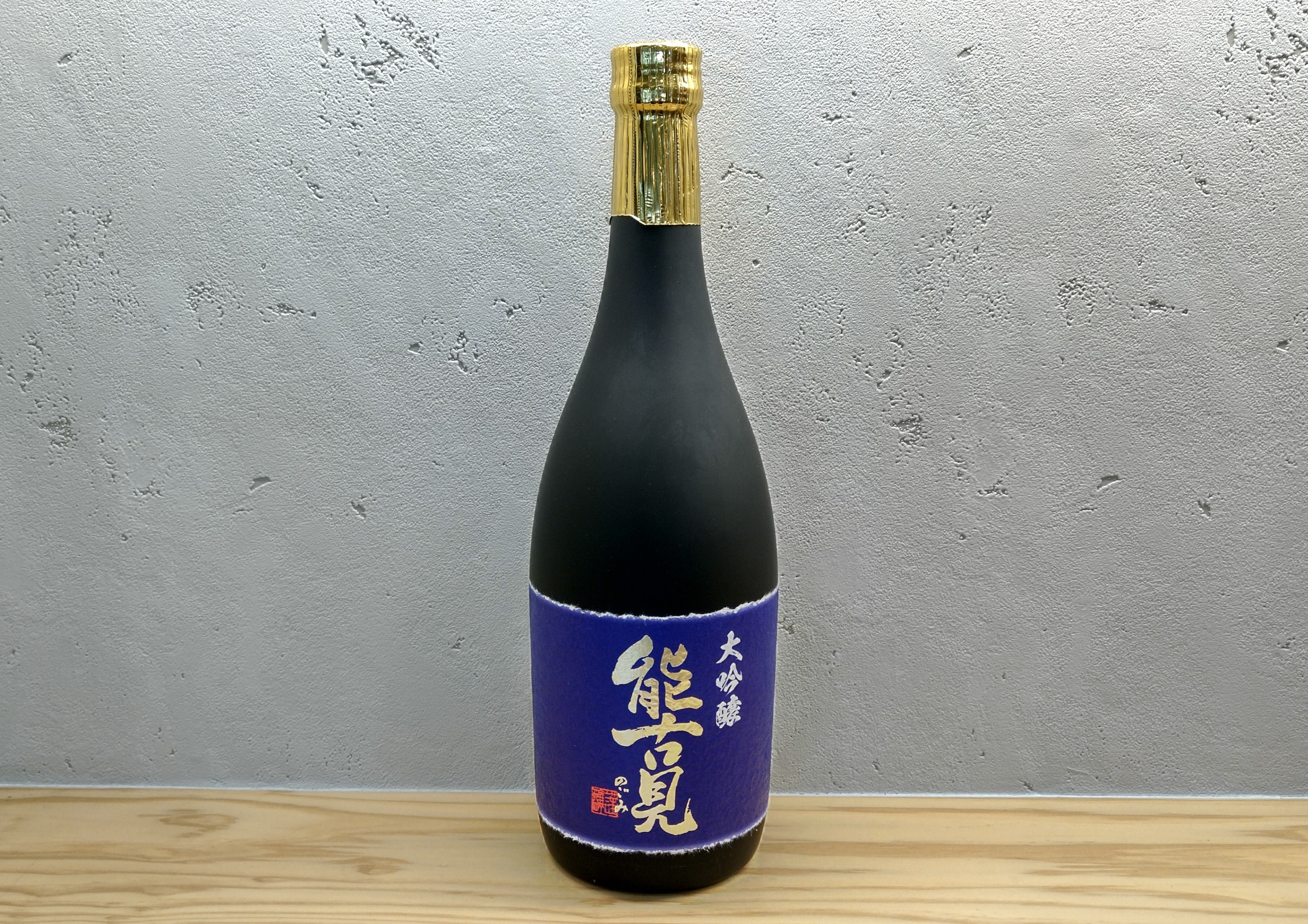 厳選された酒米‘山田錦’を精米歩合35%まで磨き、じっくりと時間を掛け丁寧に手造りされた大吟醸酒です。
