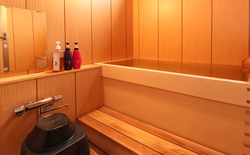 ヒノキの内風呂で源泉掛け流しの温泉が楽しめるお部屋も