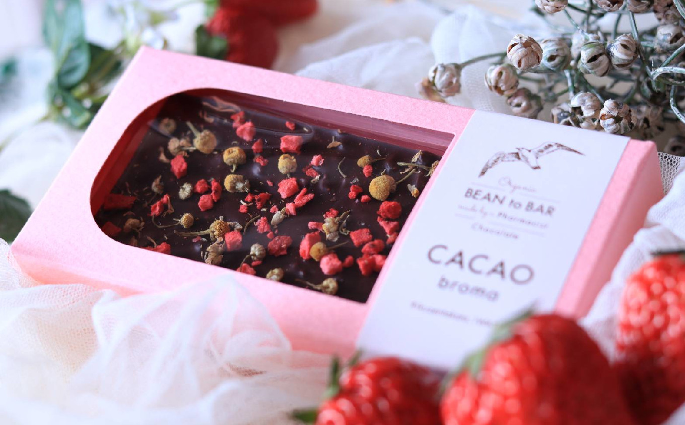 丁寧に自家製ピールに仕上げた陸前高田の北限のゆずとドライイチゴを練り込み、トッピングにイチゴとカモミールをあしらいました。