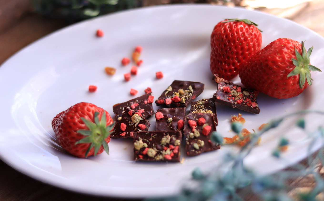 丁寧に自家製ピールに仕上げた陸前高田の北限のゆずとドライイチゴを練り込み、トッピングにイチゴとカモミールをあしらいました。