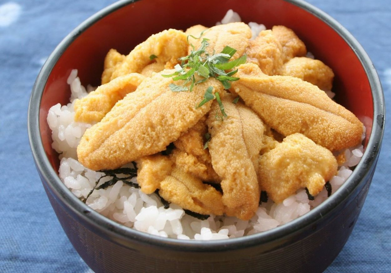 あたたかいご飯にたっぷりと生ウニを盛ってお召しあがりください
