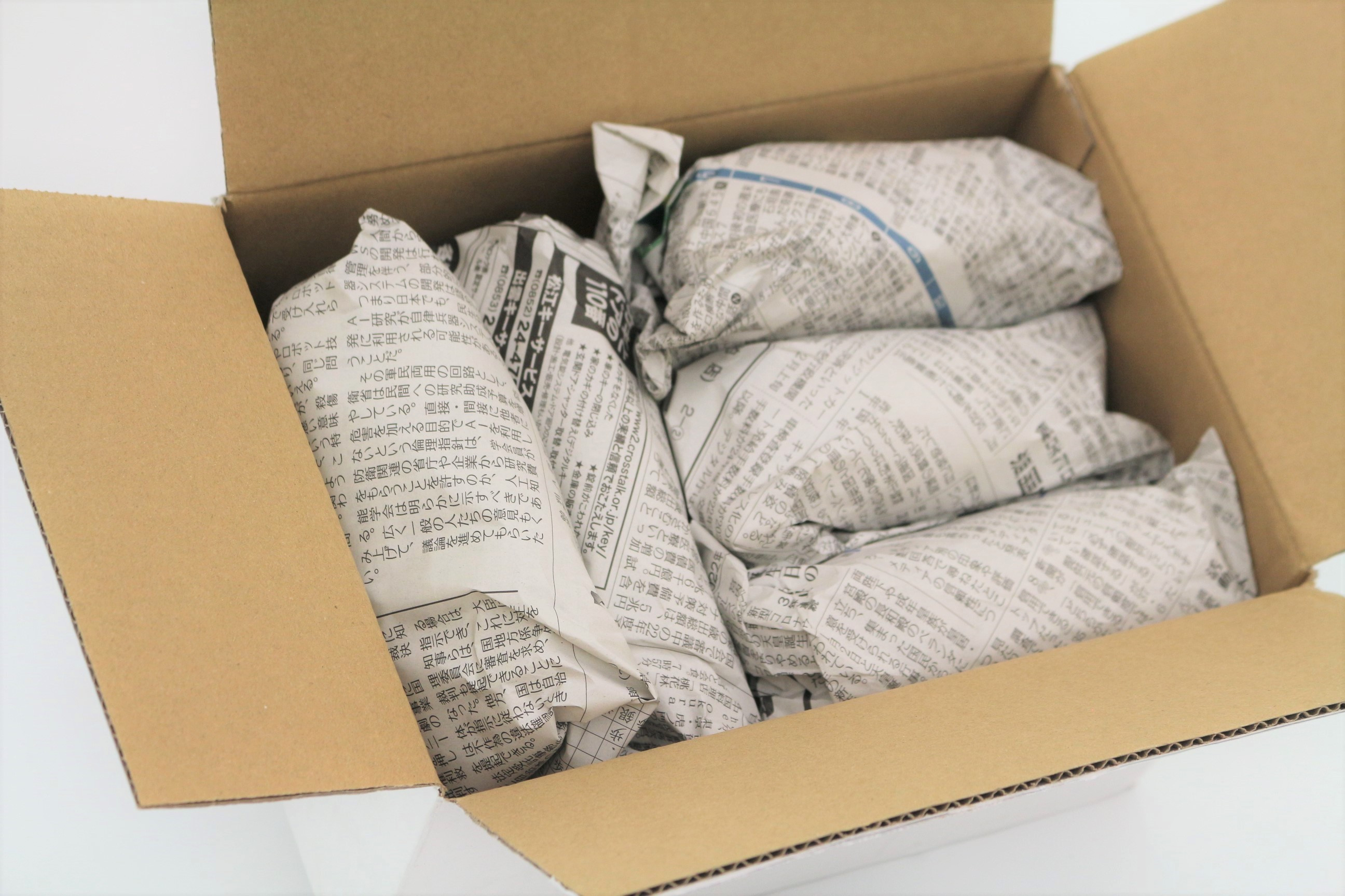 冷蔵庫保存ではなく、一本ずつ新聞紙やキッチンペーパーに包んで常温保存してください。日陰の風通しの良い場所での保管がオススメ。