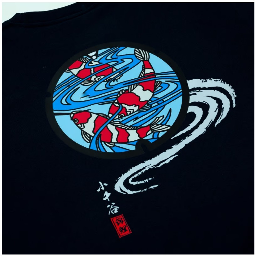 気品溢れる錦鯉。日本の誇りを背に。