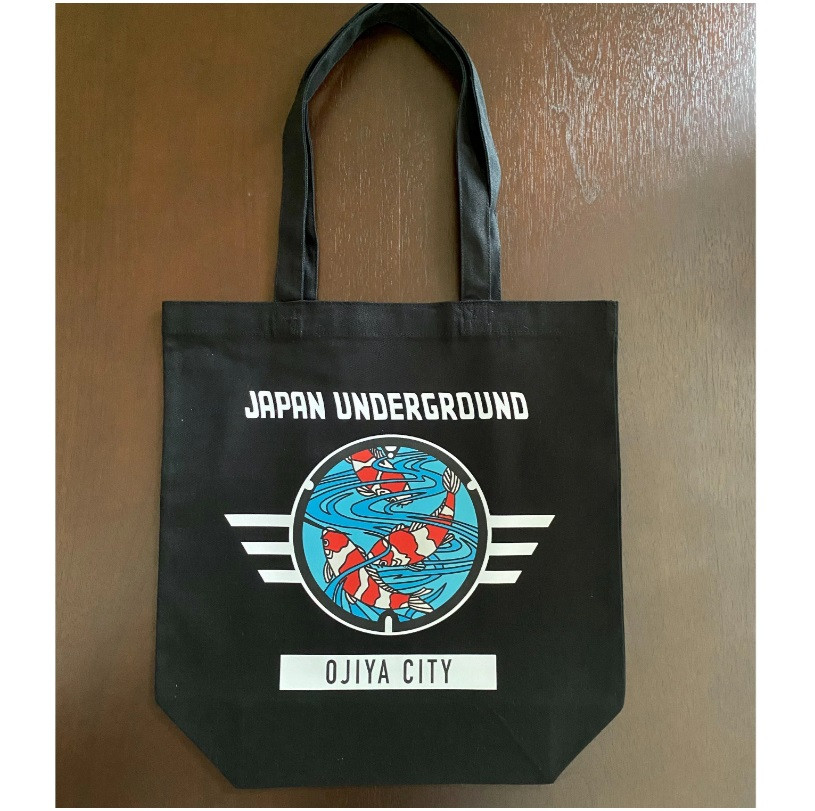 気品溢れる錦鯉。日本の誇りをワンポイントに。