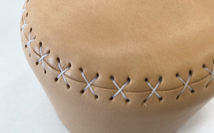 白い糸のステッチがおしゃれ★